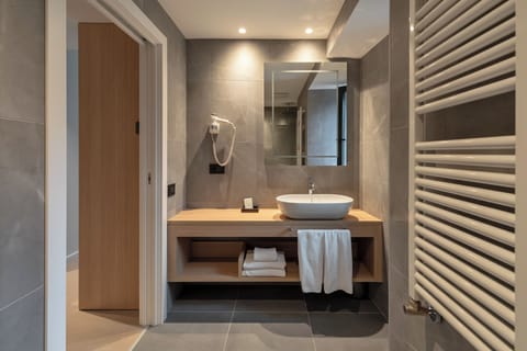 Junior Studio Suite, Lake View | Bathroom | Shower, free toiletries, hair dryer, towels