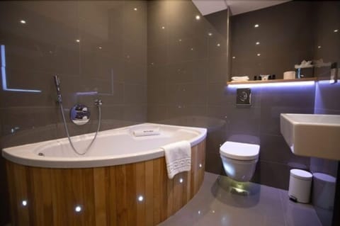 Family | Bathroom | Designer toiletries, hair dryer, towels, soap