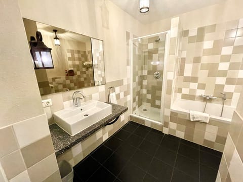 Deluxe Twin Room | Bathroom | Separate tub and shower, free toiletries, hair dryer, towels