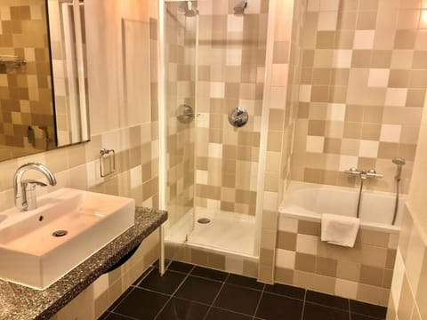 Separate tub and shower, free toiletries, hair dryer, towels