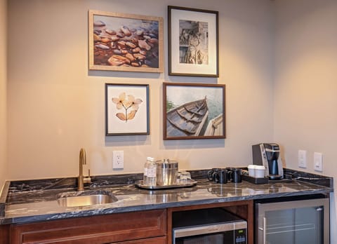 Deluxe Suite, 1 King Bed | Hypo-allergenic bedding, in-room safe, desk, blackout drapes