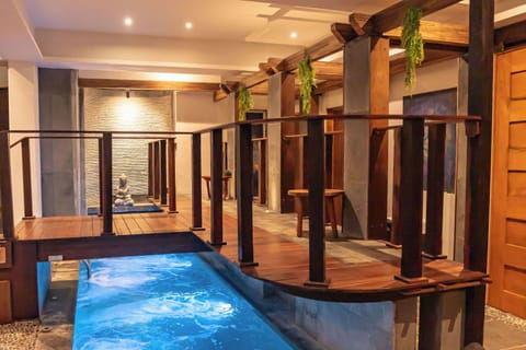 Sauna, hot tub, steam room, 1 treatment room, massages