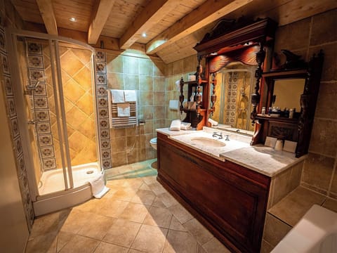 Family Suite, 2 Bedrooms, Garden View | Bathroom | Hair dryer, towels