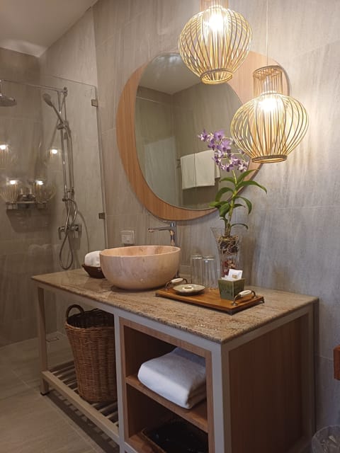 Family Room, 1 Bedroom, Non Smoking | Bathroom | Shower, free toiletries, slippers, towels