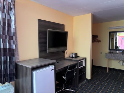 Standard Room, 1 King Bed | Desk, iron/ironing board, free WiFi
