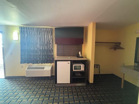 Standard Room, 1 Queen Bed | Desk, iron/ironing board, free WiFi