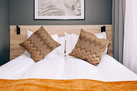 Superior Room, 1 King Bed, Non Smoking | Desk, blackout drapes, iron/ironing board, free WiFi