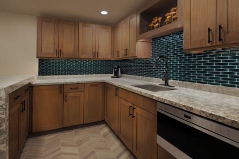 King Kamehameha Suite - Club Level | Hypo-allergenic bedding, in-room safe, desk, iron/ironing board