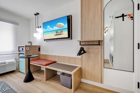 Standard Room, 1 Queen Bed, Accessible | In-room safe, desk, laptop workspace, blackout drapes