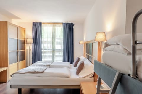 Quadruple Room | Minibar, desk