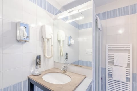 Double Room | Bathroom | Shower, towels