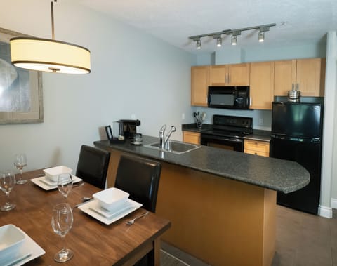 Suite, 1 Bedroom | Private kitchen | Microwave, coffee/tea maker, electric kettle, toaster