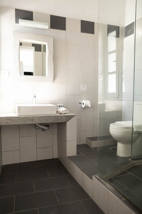 Design Cave Room with Sea View & Caldera View | Bathroom | Shower, rainfall showerhead, designer toiletries, hair dryer