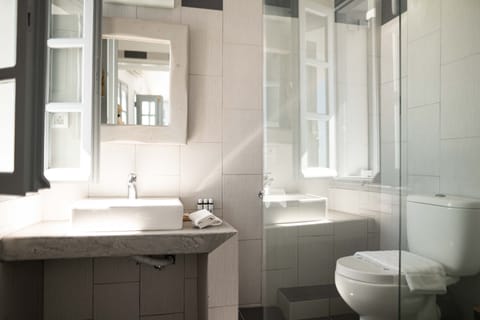 Design Cave Room with Sea View & Caldera View | Bathroom | Shower, rainfall showerhead, designer toiletries, hair dryer