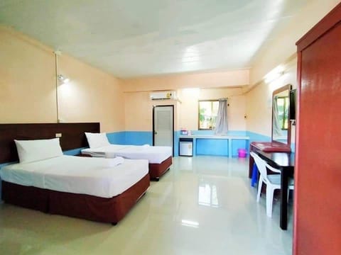 Standard Twin Room | Desk, blackout drapes, WiFi (free)
