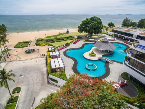 2 outdoor pools