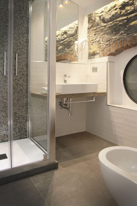 Deluxe Room, Kitchen | Bathroom | Shower, hair dryer, bidet, towels