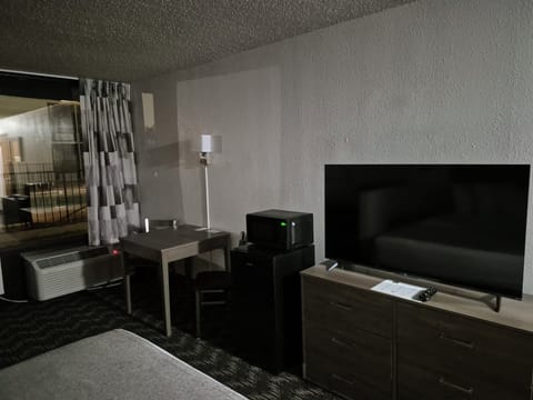 Single King Non-Smoking | Premium bedding, Tempur-Pedic beds, desk, laptop workspace