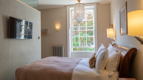 Charming Room | Hypo-allergenic bedding, individually decorated, individually furnished