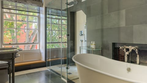 Lovely & Luxury Room | Bathroom | Free toiletries, hair dryer, heated floors, towels