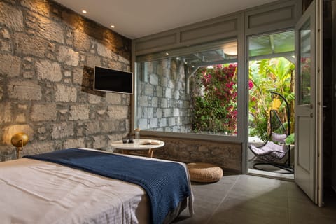 Family Apartment | Premium bedding, in-room safe, desk, laptop workspace