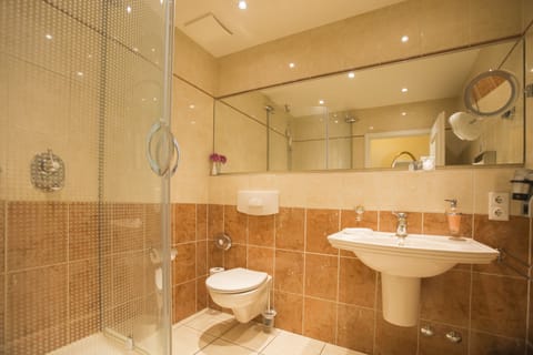 Basic Double Room, 1 King Bed, Ensuite | Bathroom | Shower, free toiletries, hair dryer, slippers
