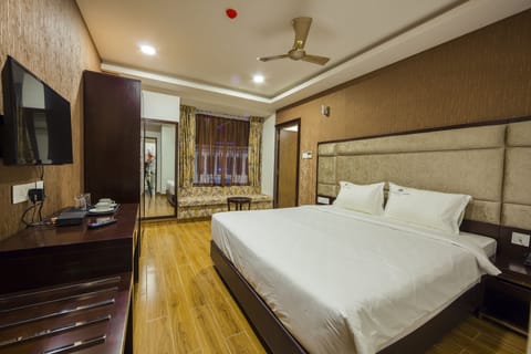 Deluxe Double Room, 1 King Bed, City View | Egyptian cotton sheets, premium bedding, down comforters, in-room safe