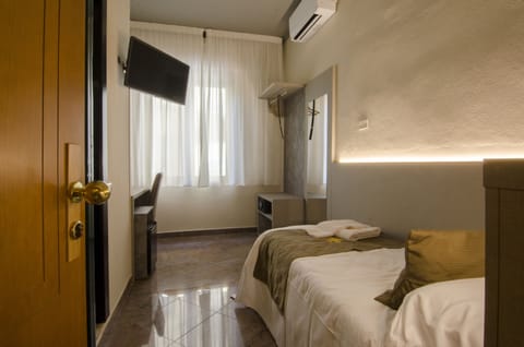 Single Room | In-room safe, blackout drapes, free wired internet, bed sheets