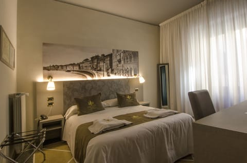 Classic Double Room | In-room safe, blackout drapes, free wired internet, bed sheets