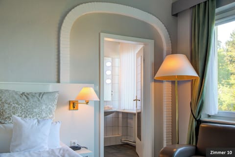 Suite, Non Smoking, Balcony | Premium bedding, in-room safe, individually decorated, desk