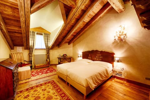 Suite (with Steam Bath) | Minibar, in-room safe, desk, soundproofing