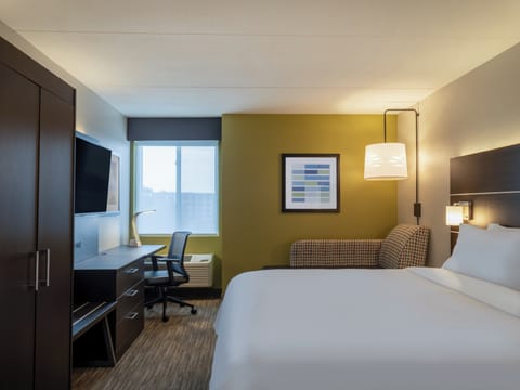 Standard Room, 1 King Bed | Premium bedding, in-room safe, desk, laptop workspace