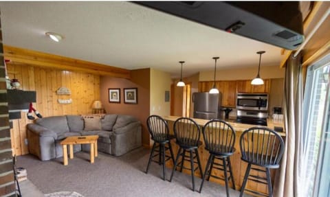 Condo, 2 Bedrooms | Living area