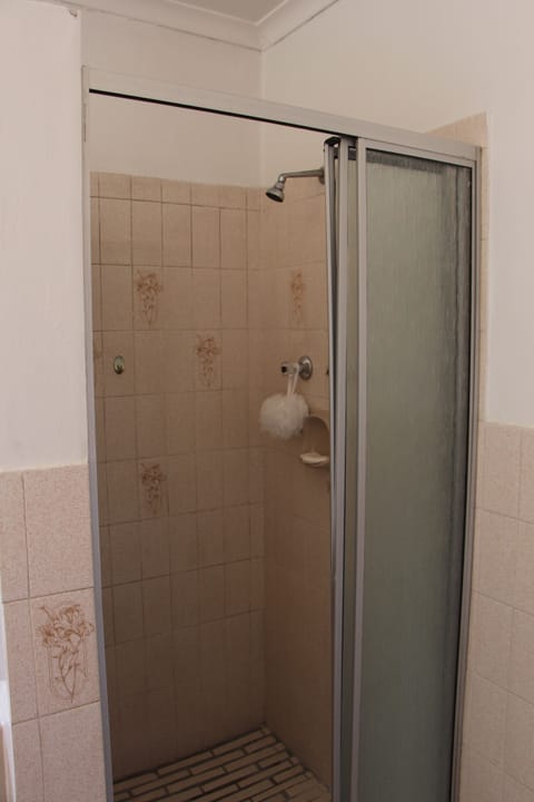 Shower, rainfall showerhead, free toiletries, hair dryer