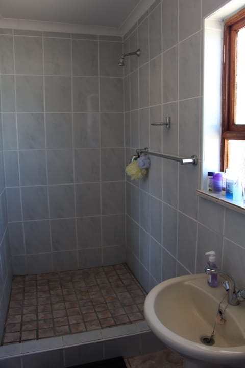 Standard Single Room | Bathroom shower