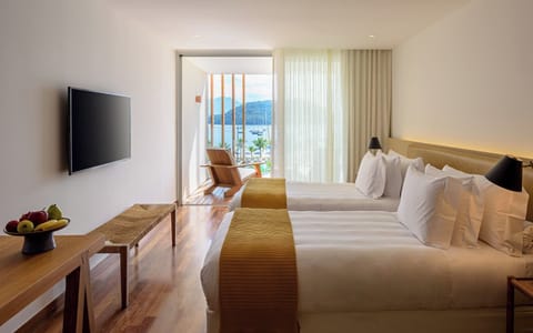 Quarto superior, 2 camas de solteiro, vista parcial para o oceano | In-room safe, free WiFi, bed sheets
