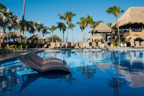2 outdoor pools, sun loungers