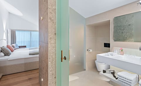 Junior Suite, Balcony, Mountain View | Bathroom | Free toiletries, hair dryer, bathrobes, slippers