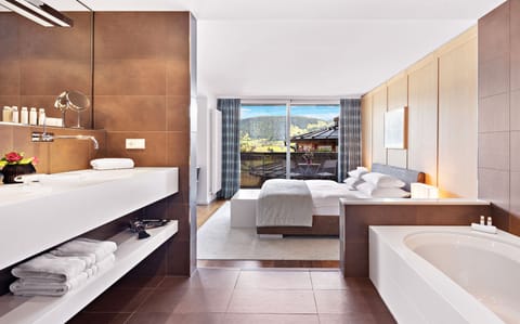 Junior Suite, Balcony, Mountain View | Bathroom | Free toiletries, hair dryer, bathrobes, slippers
