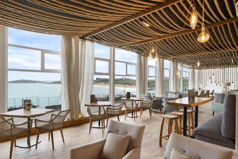 Ocean views, serves breakfast, lunch, and dinner