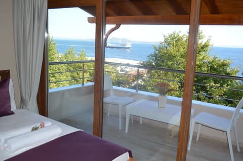 Deluxe Triple Room | Balcony