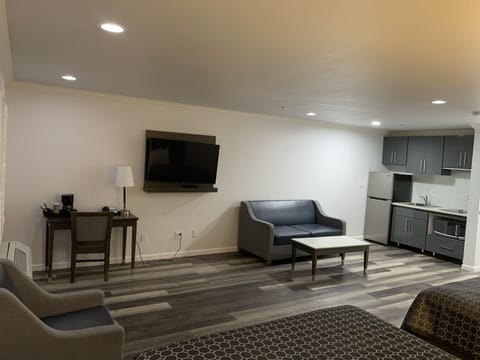 Deluxe Room | Private kitchen | Fridge, microwave, coffee/tea maker