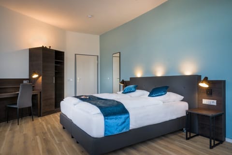 In-room safe, desk, soundproofing, free WiFi