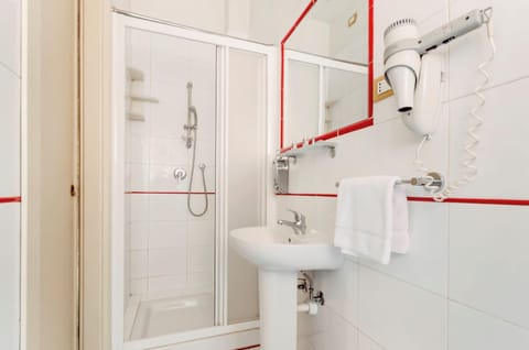 Double Room | Bathroom | Shower, free toiletries, hair dryer, bidet