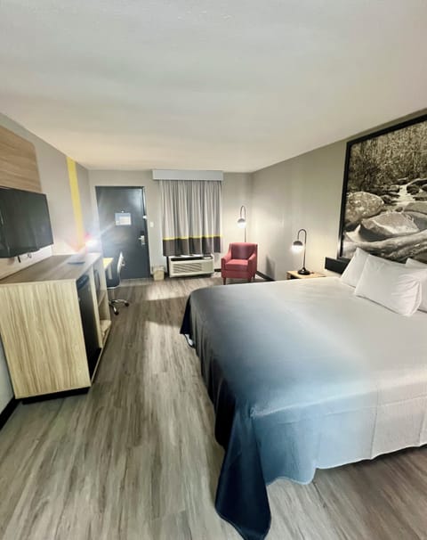 Iron/ironing board, free WiFi, bed sheets, alarm clocks