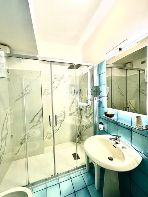 Combined shower/tub, free toiletries, hair dryer, slippers