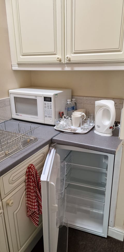 Family Quadruple Room, Multiple Beds, Ensuite (201) | Individually decorated, individually furnished, desk, laptop workspace