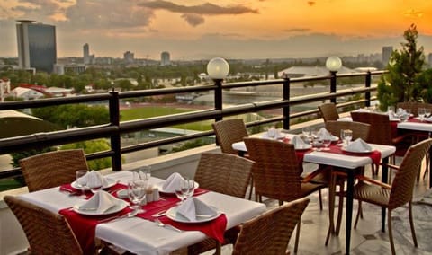 2 restaurants; breakfast, lunch, and dinner served