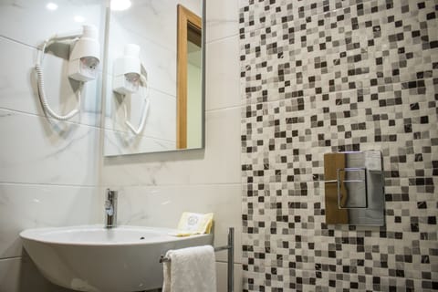 Shower, free toiletries, hair dryer, towels