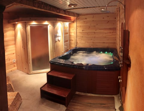 Indoor spa tub